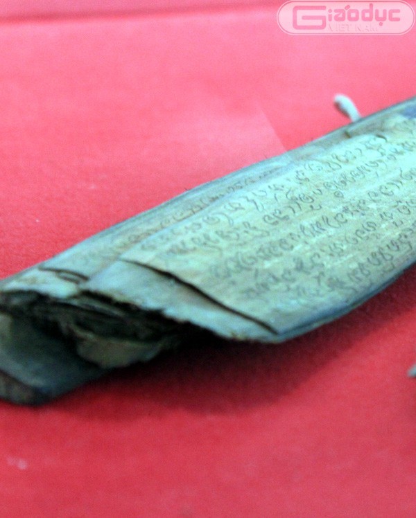 Sách lá cổ chủ yếu được làm từ lá Buông và được xem như một cổ vật chứa nhiều tư liệu bí ẩn vẫn thách thức những nhà nghiên cứu